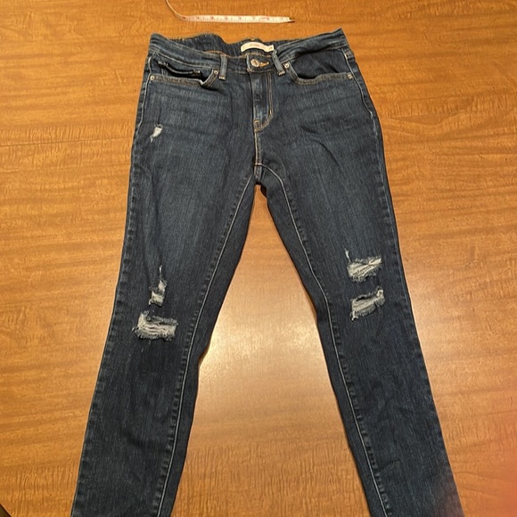 EUC Levi’s womens 711 distressed skinny jeans - Picture 8 of 9